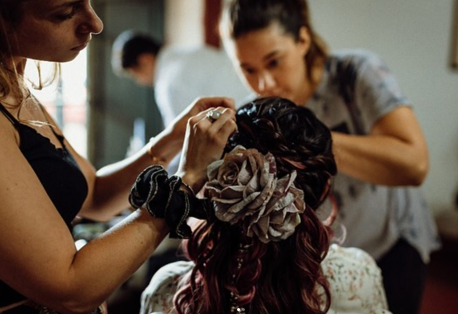 Proceso de maquillaje y peinado en Estudio Glowmakeup