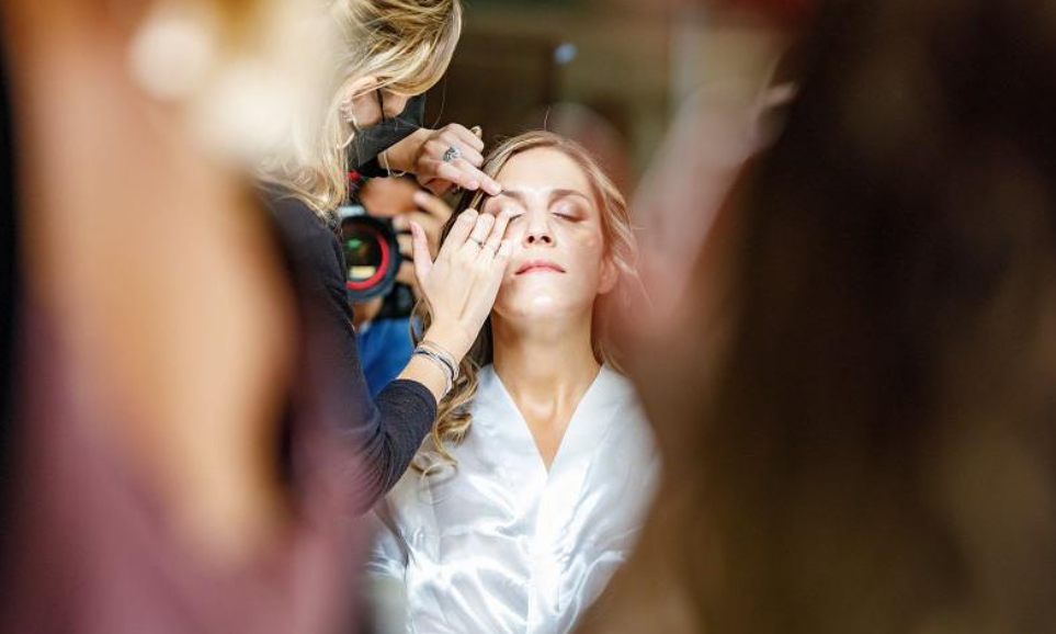 Detalle de maquillaje profesional para novias e invitadas