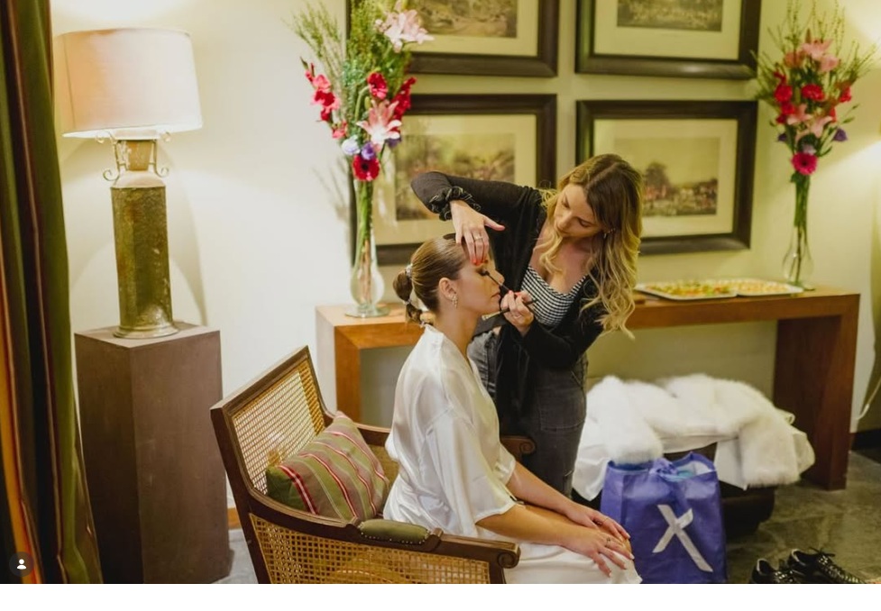 Maquilladora y peinadora profesional del equipo Estudio Glowmakeup